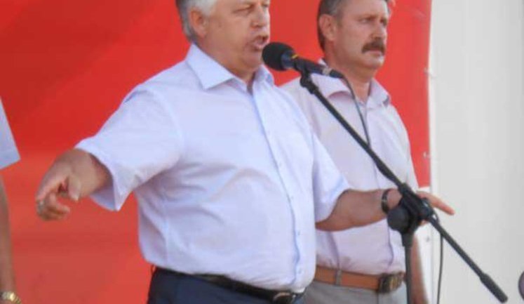 Eggs Thrown at the Communist Leader in Crimea by Tatars. PHOTOS