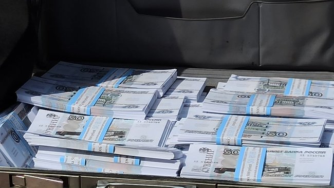 Слуги русификации и Меняю мову на рубли: на акции под ВР произошла стычка - правоохранители пытались задержать митингующего 01
