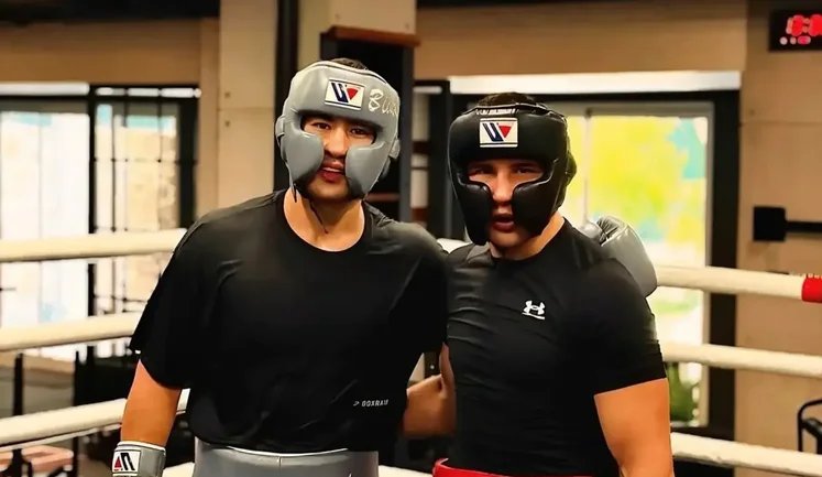 Украинский боксер Великовский помогает россиянину Биволу готовиться к бою с Айфертом в Екатеринбурге. ФОТО