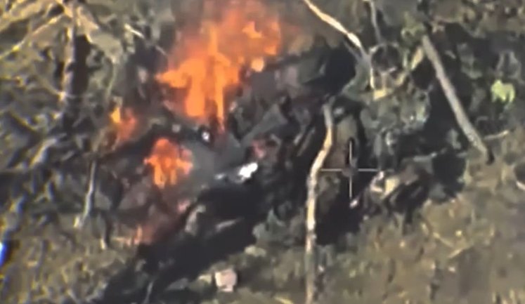 Окупант горить живцем після влучання українського FPV-дрона. ВIДЕО 18+