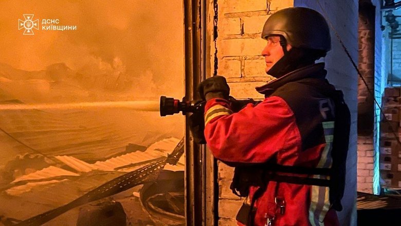 Гостомель після обстрілу РФ: рятувальники гасили склади
