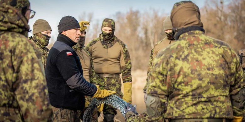 Естонські солдати прибули на кордон Польщі та Білорусі для допомоги польським прикордонникам 01 Естонські солдати прибули на кордон Польщі та Білорусі для допомоги польським прикордонникам 01
