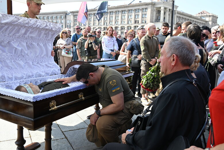 Із полковником, депутатом Київради від ЄС Сергієм Ільницьким (Сокіл), який загинув у бою проти рашистів у лавах піхоти 28 ОМБр, попрощалися в Києві 60