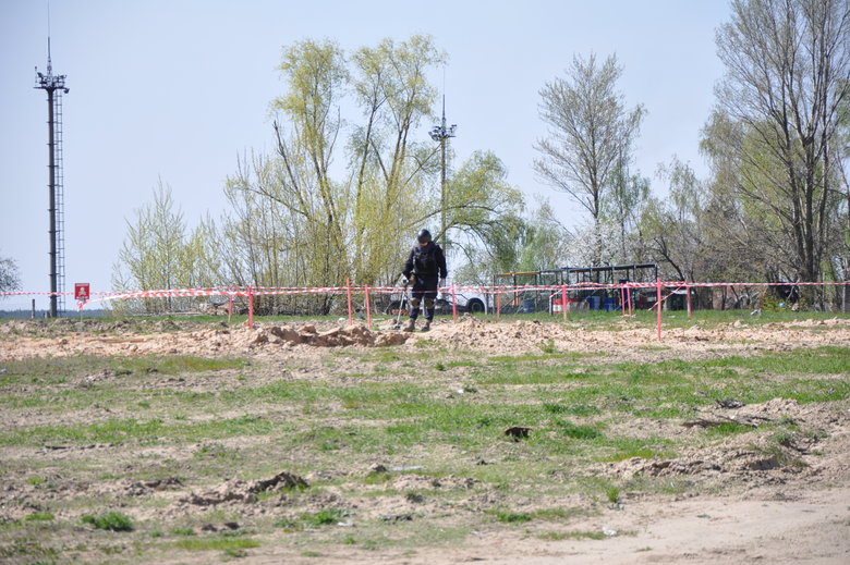 Разминирование территории аэродрома в Гостомеле: уничтоженные самолеты ГП Антонов и остатки российских оккупантов 04