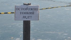 Спасатели призывают украинцев воздержаться от выхода на лед