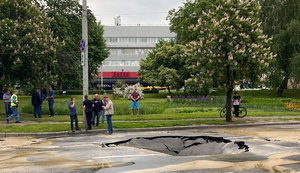 Біля ТРЦ "Ocean Plaza" в Києві стався прорив водопроводу, провалилася частина асфальту. ВІДЕО+ФОТОрепортаж