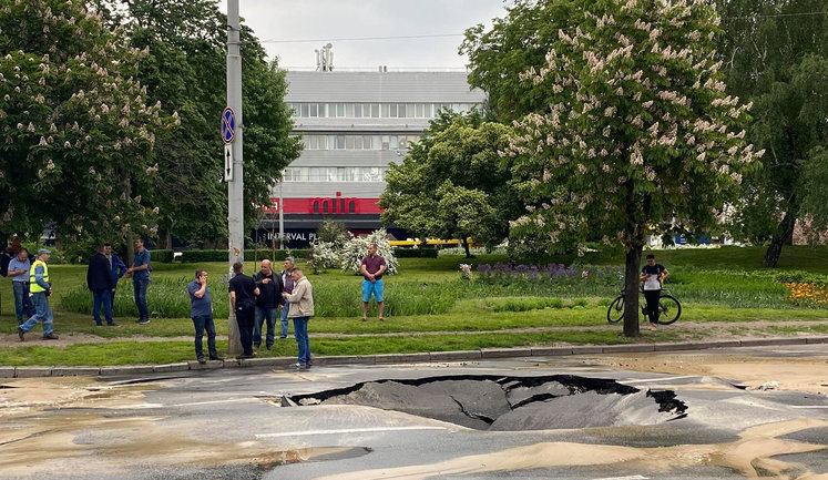 Біля ТРЦ "Ocean Plaza" в Києві стався прорив водопроводу, провалилася частина асфальту. ВІДЕО+ФОТОрепортаж