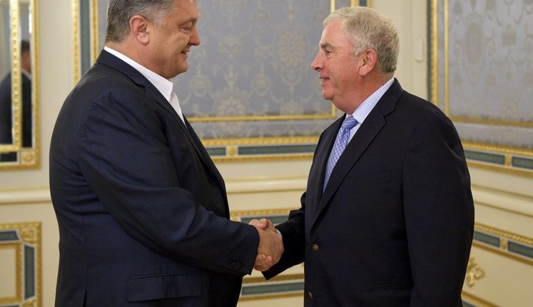 Порошенко обговорив зі стратегічним радником від США генералом Абізейдом питання реформування і допомоги ЗСУ