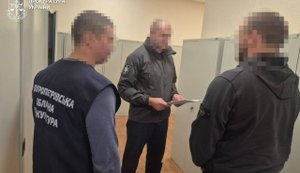 Побили, закували в кайданки й змусили матір віддати заощадження: на Дніпропетровщині трьох поліцейських підозрюють у розбої на $68 тис. ФОТОрепортаж