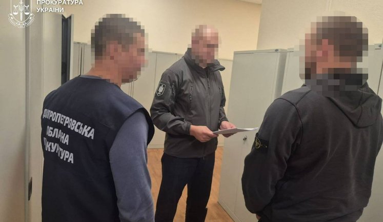 Побили, закували в кайданки й змусили матір віддати заощадження: на Дніпропетровщині трьох поліцейських підозрюють у розбої на $68 тис. ФОТОрепортаж