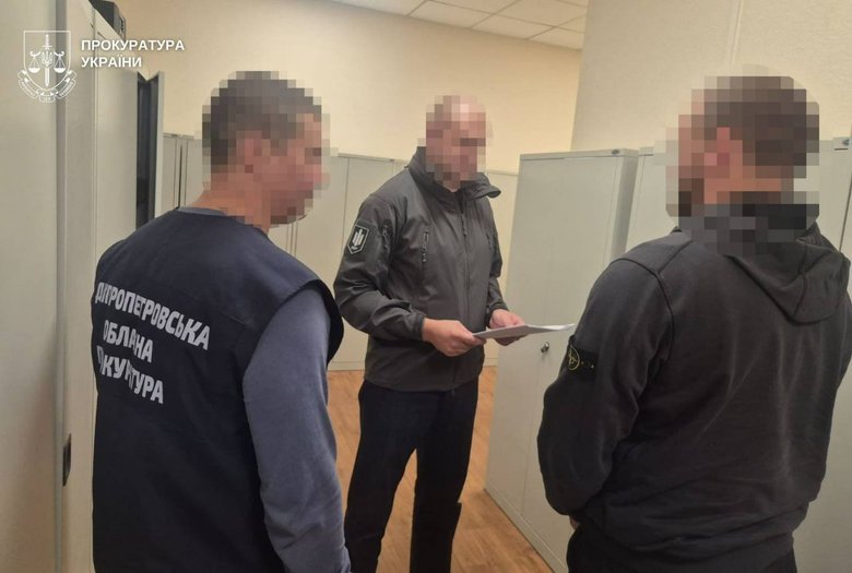 Поліцейські напали на жителя Нікополя заради $68 тис
