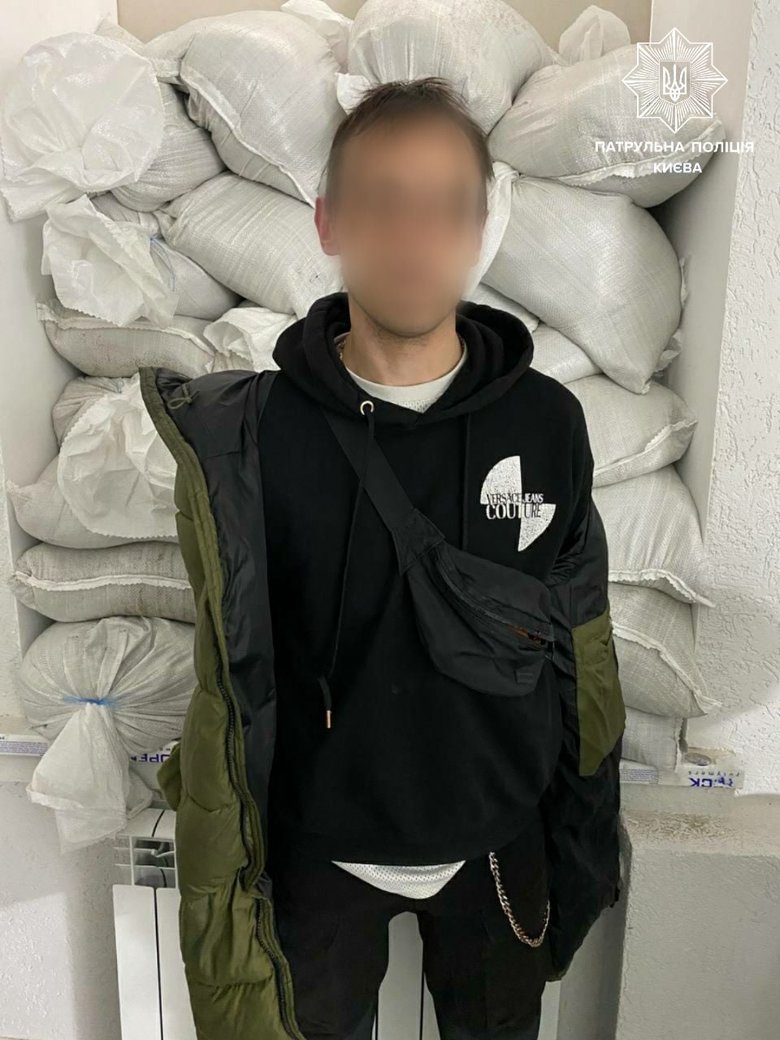 Патрульні поліцейські у Києві затримали групу диверсантів та двох військових РФ 05
