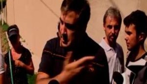"Или вы откроете ключом, или мы откроем бульдозером. Я здесь гарант законности", - Саакашвили требует открыть дорогу на одесский пляж. ВИДЕО