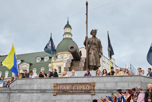 Памятник кошовому отаману Сірку встановили в Харкові 04