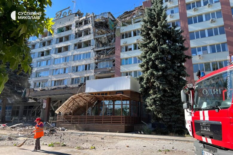 В Миколаєві рашисти влучили в готель, - мер Сєнкевич 06