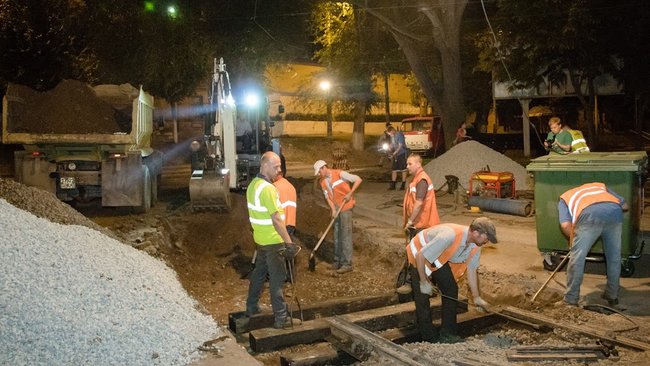 У Дніпрі на 26 вулицях відновлюють дорожнє покриття 05