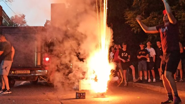 Акция в поддержку отставки Авакова с файерами и салютом прошла возле здания МВД 22