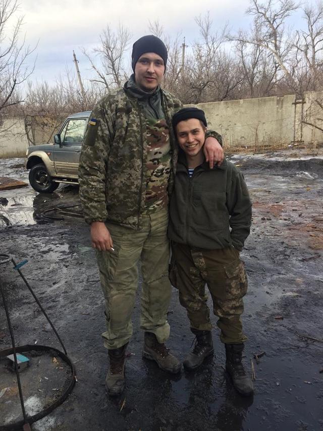 Десантник, Народный Герой Украины Юрий Соболев: Не могу посчитать, сколько раз заезжал в аэропорт с БТР. Раз в сутки обязательно. Правда, однажды я поймал РПГ 04