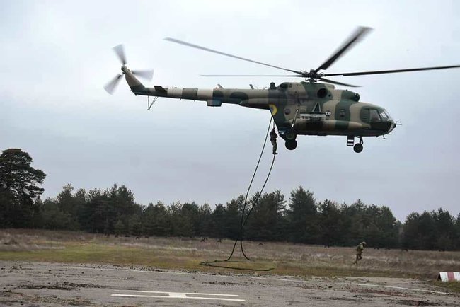 Військовослужбовці 25-ї ОПДБр відпрацювали безпарашутне десантування з вертольота 02
