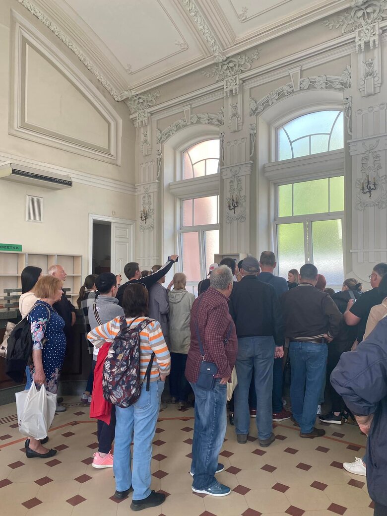 Натовп охочих купити нову марку з кораблем увірвався до Укрпошти в Дніпрі 03