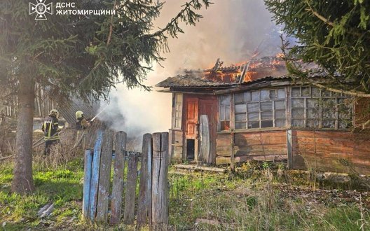 Рашисти вдарили по Житомирщині: загорілися будинок та господарча споруда. ФОТОрепортаж