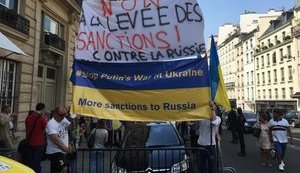 Під французьким Сенатом українці вимагають не знімати санкцій з Росії. ФОТО