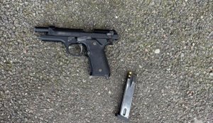 Ходил по улице с пистолетом: в Киеве полицейские задержали мужчину. ФОТО