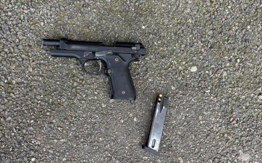 Ходив вулицею з пістолетом: у Києві поліціянти затримали чоловіка. ФОТО