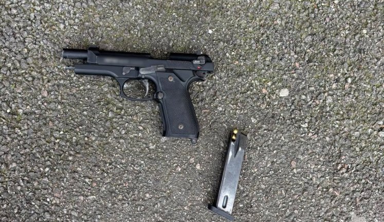 Ходил по улице с пистолетом: в Киеве полицейские задержали мужчину. ФОТО