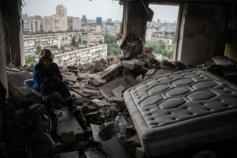 Київські рятувальники завершили роботи в будинку, пошкодженому уламками ракети в столиці вночі 24 червня  04