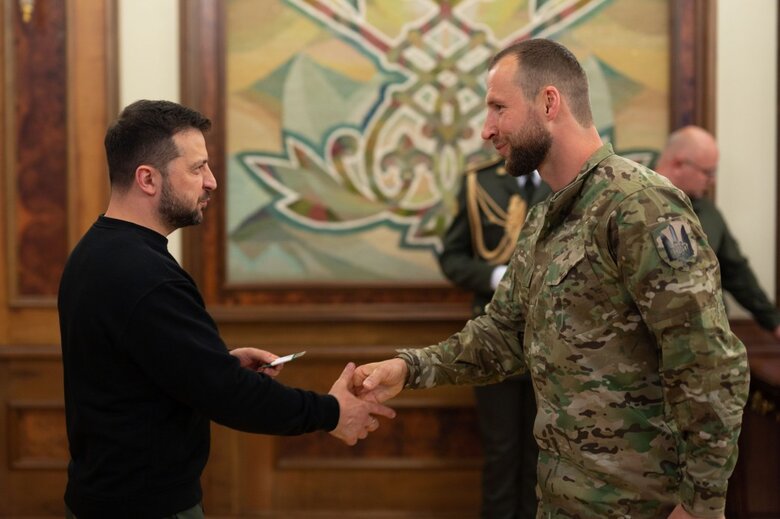 Зеленський вручив генеральські погони військовим і правоохоронцям 07