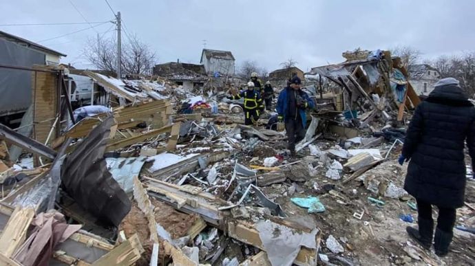 У Калинівці на Київщині росіяни вщент зруйнували будинок, загинула жінка 02