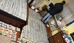 Вся комната в деньгах: раскрыта схема фейковой инвалидности