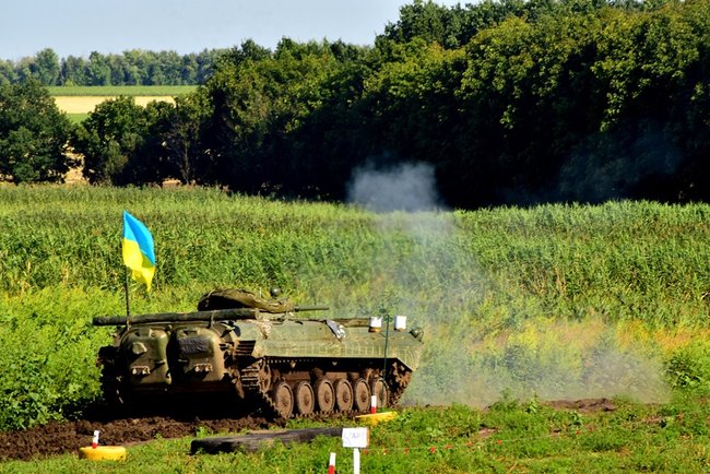 Экипажи БМП соревновались в Донецкой области 13