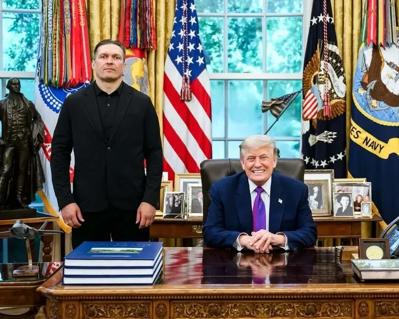 Усик показав фото зустрічі з Трампом