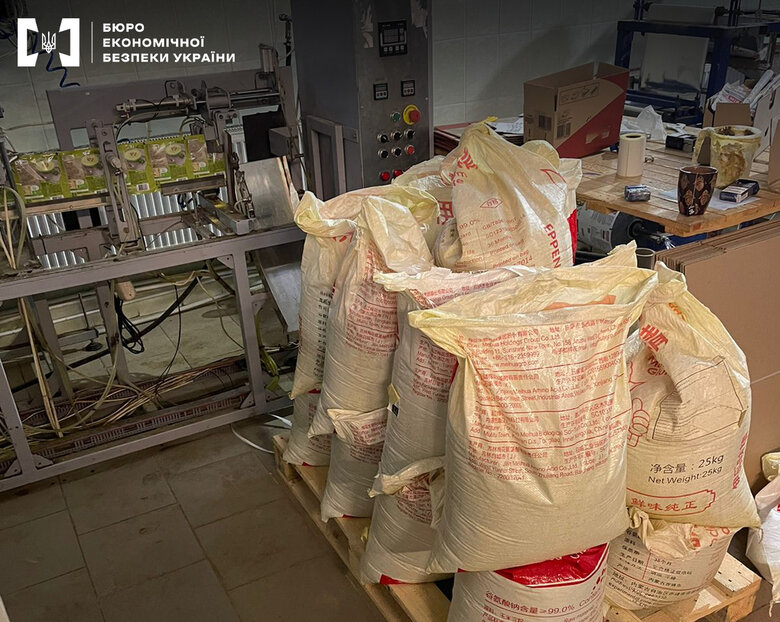 БЕБ викрило масштабне виробництво фальсифікату солодощів і кави в парку Межигір’я 02