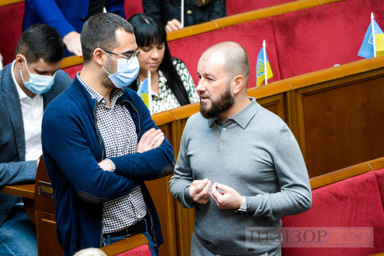 Рассказ Культенко Новинскому, Трухину и Кузьминых, приглашение Бондарь на вечеринку при свечах и сообщение Котик, дай деньги Васильеву, - работа ВР 22 февраля 37