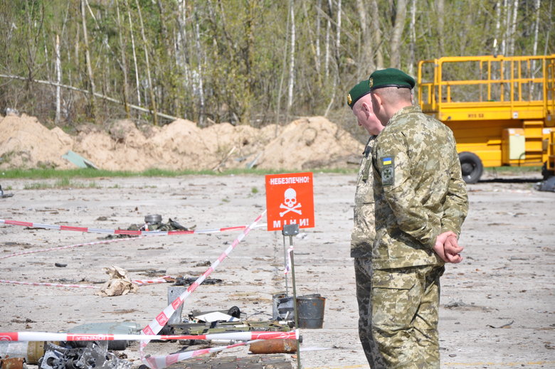 Разминирование территории аэродрома в Гостомеле: уничтоженные самолеты ГП Антонов и остатки российских оккупантов 01
