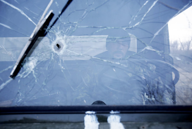 Військовий фотограф Анатолій Степанов: Авдіївка. Лежить пенсіонер, мертвий, придавлений плитою. Дядько Коля всю війну пережив, а тут братики постаралися 62