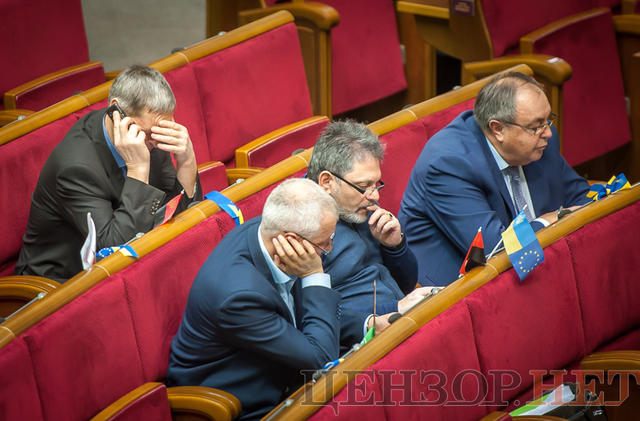 Наметове містечко під ВР, Савченко в стилі мілітарі, анекдот Березенка і напівпорожня сесійна зала, - день 17 жовтня в Раді і біля неї 15