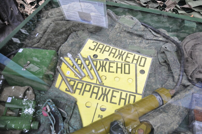 Кресло-катапульта, образцы снарядов и личные вещи рашистов: На Андреевском спуске открылась благотворительная выставка Спротив-2022 16 Кресло-катапульта, образцы снарядов и личные вещи рашистов: На Андреевском спуске открылась благотворительная выставка Спротив-2022 16