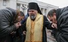 священники