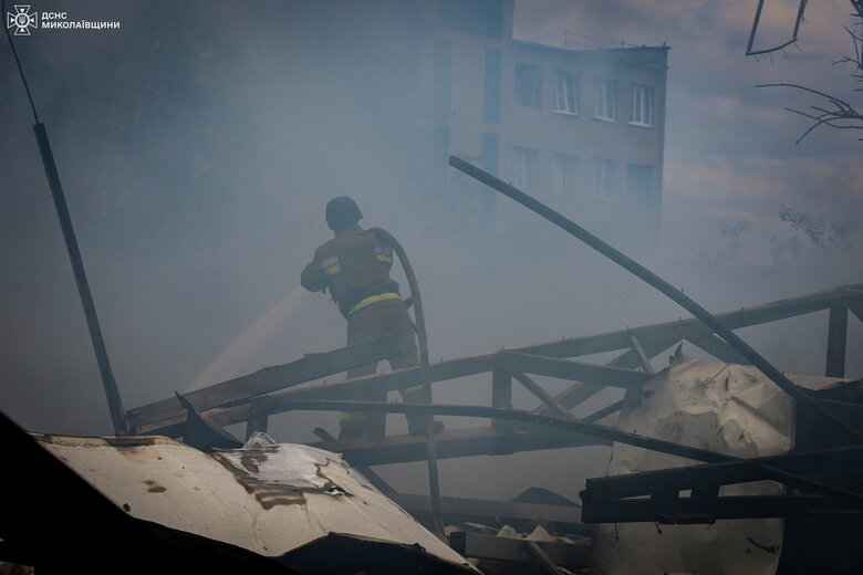 Наслідки ворожого обстрілу Миколаєва