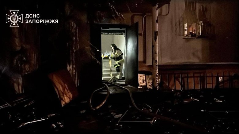 Удар по Запоріжжю 26 лютого: горять квартири, пошкоджено ТЦ