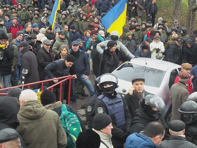 Автомобіль зі Саакашвілі заблоковано, поліція спробувала прорватися, але безуспішно, застосовується газ 21