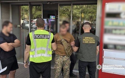 Вимагали 100 тис. грн у підлеглого за "безперешкодне" проходження служби: викрито військовослужбовців на Дніпропетровщині, - Нацполіція. ФОТОрепортаж