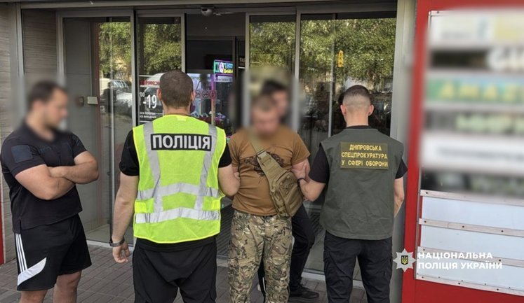 Требовали 100 тыс. грн у подчиненного за "беспрепятственное" прохождение службы: разоблачены военнослужащие в Днепропетровской области, - Нацполиция. ФОТОРЕПОРТАЖ