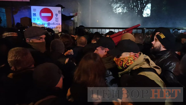 Под Шевченковским судом - столкновения с полицией 10