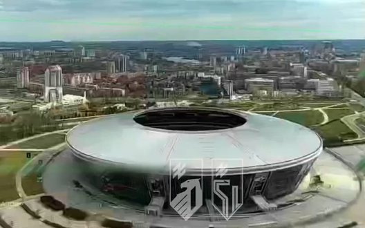 Український дрон пролітає над "Донбас Ареною", вишукує ціль та атакує вантажівку окупантів. ВIДЕО