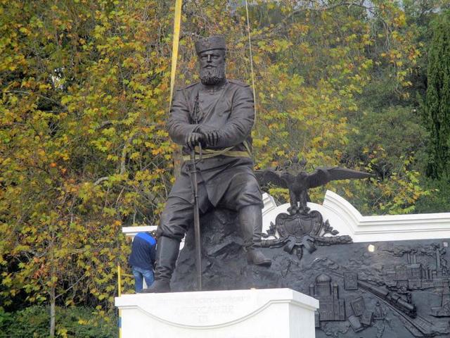 Аццкие ляпы: Путин опозорился с открытием памятника Александру III в оккупированном Крыму 02